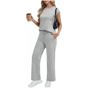 Ensemble de détente gris avec haut à manches courtes et pantalon large pour femme