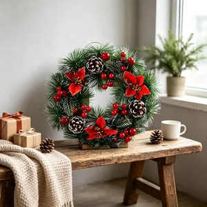 Festlicher Weihnachtskranz mit roten Blumen, Zapfen und verschneiten Tannennadeln