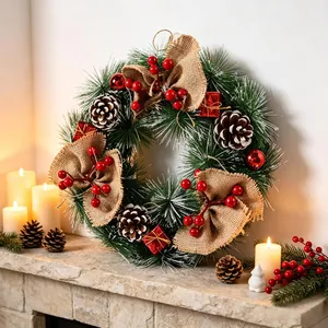 Handgefertigter Weihnachtskranz mit roten Beeren, Zapfen und Jute-Schleifen Deko