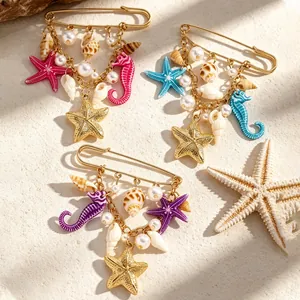 Dettaglio di spille a tema marino con ciondoli a forma di stella marina e cavalluccio
