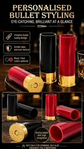 Nahaufnahme von 1,5oz Schnapsgläsern in Schrotflintenhülsen-Optik mit Goldboden