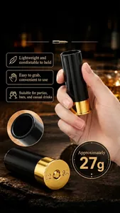 Detailansicht eines 1,5oz Shotglases in Schwarz-Gold-Optik wie eine Schrotpatrone