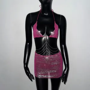 Détail d'un ensemble haut licou et mini-jupe en strass rose avec chaînes argent
