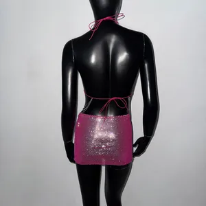 Vue arrière détaillée d'une mini-robe dos nu rose à strass avec bretelles en chaîne