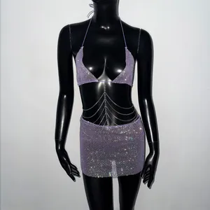 Vue détaillée du haut dos nu en strass violet et mini-jupe avec chaînes