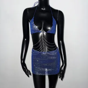 Ensemble mini robe dos nu à strass et paillettes bleues avec ceinture chaîne argentée