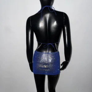 Vue arrière d'une mini-robe sexy en strass bleus avec dos nu à nouer et chaînes