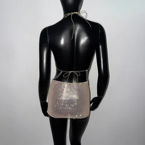 Vue arrière détaillée d'une mini robe dos nu en maille strassée avec des chaînes