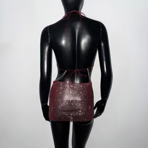 Vue arrière d'une mini-jupe à strass bordeaux avec des détails de chaînes argentées