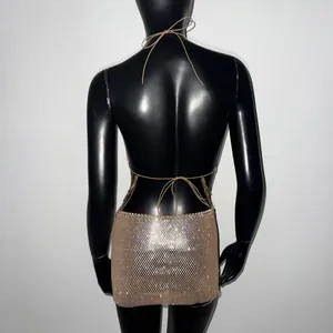 Vue arrière d'une mini-robe dos nu en maille de strass dorés scintillants sur mannequin.