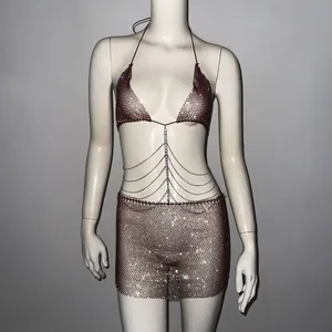 Détail d'un ensemble haut licou en maille pailletée et mini-jupe avec chaînes de taille étagées