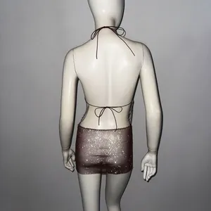 Vue arrière d'une mini-robe dos nu en maille métallique or rose avec détails de lacets
