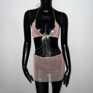 Vue détaillée de l'ensemble en maille strass rose avec haut licou et mini-jupe à chaîne