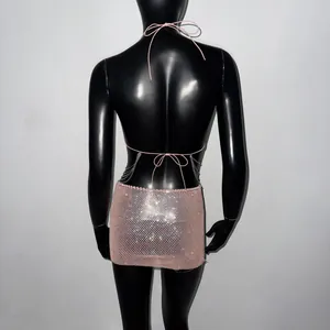 Vue arrière détaillée d'une mini-robe dos nu rose scintillante à chaînes fines.