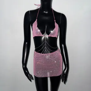 Vue détaillée d'un ensemble licou sexy rose en strass et d'une mini-jupe à chaînes