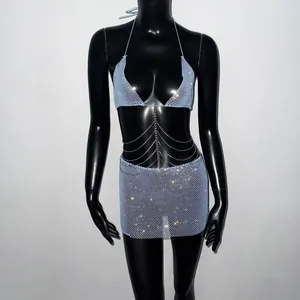 Détail de l'ensemble haut licou et mini-jupe bleu clair avec strass et chaînes