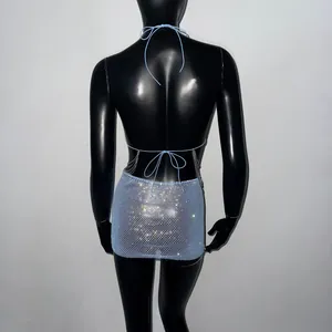 Vue arrière détaillée d'une mini-robe dos nu bleu clair à strass avec des chaînes métalliques