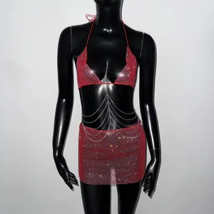 Vue détaillée d'un haut licou en strass rouge et d'une mini-jupe à chaîne sur mannequin