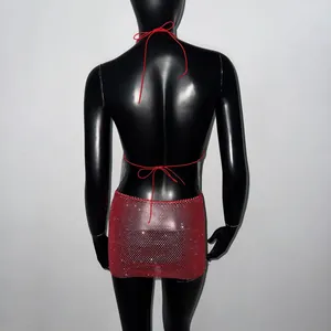 Vue arrière détaillée d'une mini robe rouge sexy ornée de strass et dos nu sur mannequin