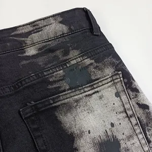 Primo piano di denim lavato nero e grigio con effetto schizzi tie-dye