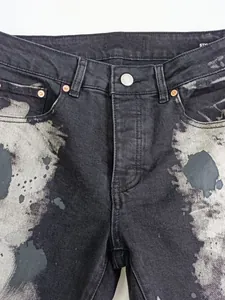 Jeans svasati grigio nero da uomo con bottoni e dettagli candeggiati.