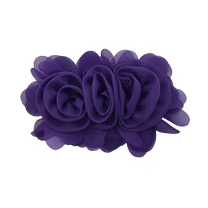 Nahaufnahme einer tiefvioletten Chiffon-Haarblume mit elegantem Dreifach-Rosendesign