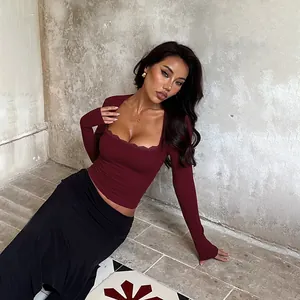 Elegante top aderente a maniche lunghe con scollo a quadrato e pizzo in colore bordeaux