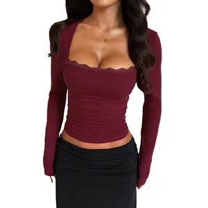 Elegante top bordeaux a maniche lunghe con scollo quadrato e bordo in pizzo per donna