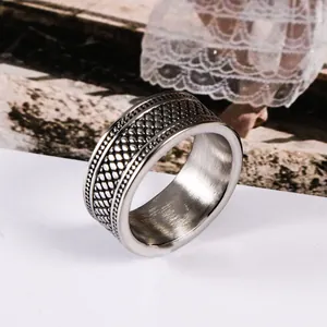 Bague vintage en acier inoxydable avec motif à carreaux et finition vieillie