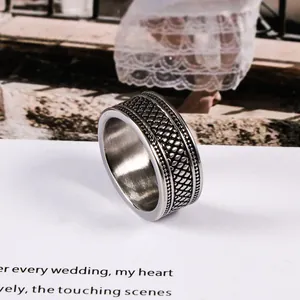 Bague en acier inoxydable de style vintage avec motif à carreaux pour hommes