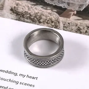 Bague pour homme en acier inoxydable à carreaux vintage avec une finition vieillie.