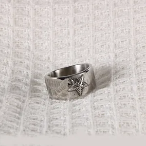 Bague large en acier inoxydable avec motif d'étoile gaufré sur surface texturée