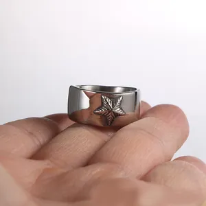 Bague large en acier titane poli avec motif étoile en relief pour mode masculine