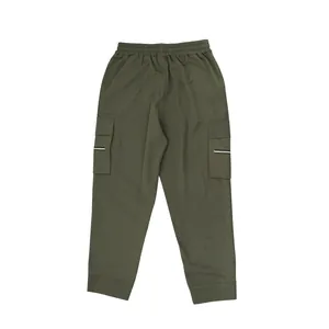 Vista posteriore pantaloni cargo verde oliva con vita elastica e tasche.