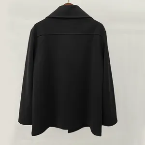 Rückansicht eines klassischen schwarzen mittellangen Herren-Freizeitwindbreakers