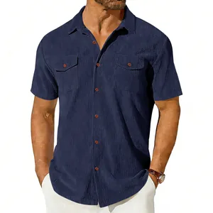 Nahaufnahme eines marineblauen Cord-Kurzarmhemdes für Herren im Business-Casual-Stil