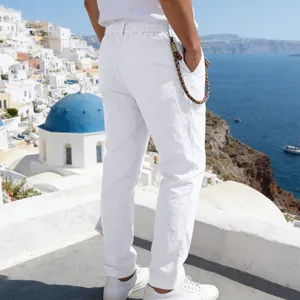 Vue latérale arrière d'un pantalon décontracté en lin blanc avec cordon de poche