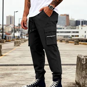 Dettaglio dei pantaloni cargo neri da uomo con tasche multiple e coulisse in vita