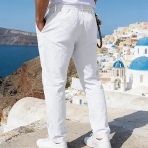 Vue arrière d'un pantalon décontracté en lin blanc pour homme avec taille élastiquée.