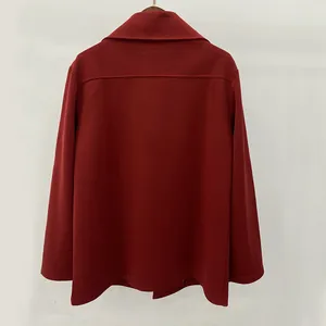 Detaillierte Rückansicht einer roten Herren-Windjacke mit klassischem Umlegekragen.