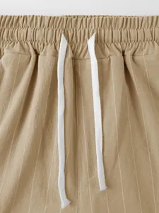 Détail de ce pantalon rayé en lin pour homme avec taille élastique et cordon blanc