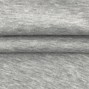 Nahaufnahme von hochwertigem grau meliertem Strickstoff für lässige Herrenmäntel.