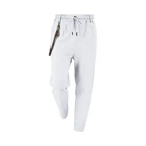 Vue détaillée du pantalon décontracté en lin blanc pour homme avec cordon et accessoire.