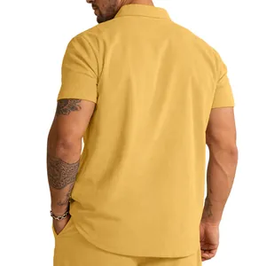 Rückansicht eines hochwertigen senfgelben Cord-Poloshirts mit kurzen Ärmeln für Herren
