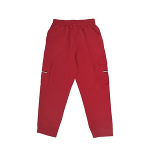 Vista dettagliata dei pantaloni cargo rossi da uomo con tasche laterali ed elastico.
