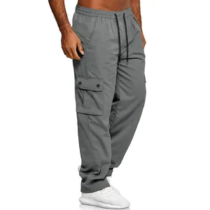 Detalle de los pantalones cargo grises para hombre con pernera recta y grandes bolsillos laterales.