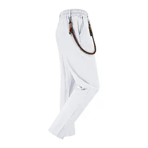 Vue de profil d'un pantalon décontracté en lin blanc pour homme avec cordon tressé.
