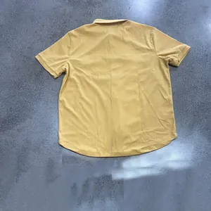 Detailansicht der Rückseite eines gelben Herren-Poloshirts aus weichem Cord-Gewebe