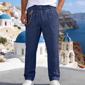 Détail montrant la texture d'un pantalon en lin bleu marine pour homme en vacances