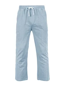 Vue détaillée du pantalon d'été en lin bleu clair rayé pour homme avec cordon
